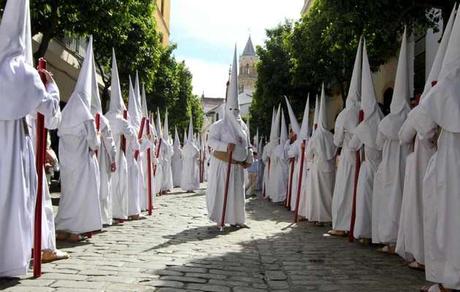 El capirote nazareno de las procesiones, residuo de la Inquisición