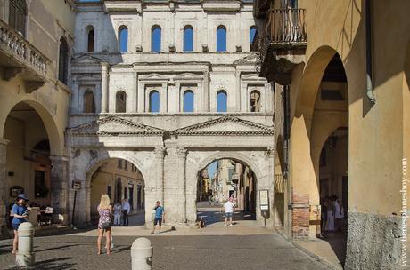 Verona Porta BOrsari ciudad monumental Italia viaje