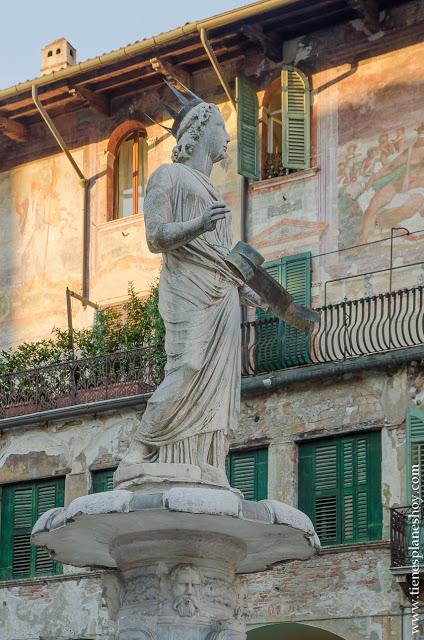 Piazza delle Erbe Madonna Verona viaje Italia