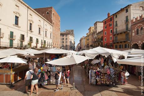 Piazza delle Erbe viaje Italia Verona ciudad imprescindible