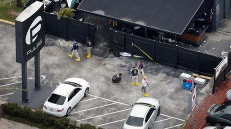 Funcionarios de la Oficina Federal de Investigaciones (FBI) recogen pruebas del estacionamiento del club nocturno gay Pulse, el sitio de un tiroteo masivo días antes, en Orlando, Florida, EE.UU., 15 de junio de 2016. REUTERS / Adrees Latif - S1AETKCSIXAA