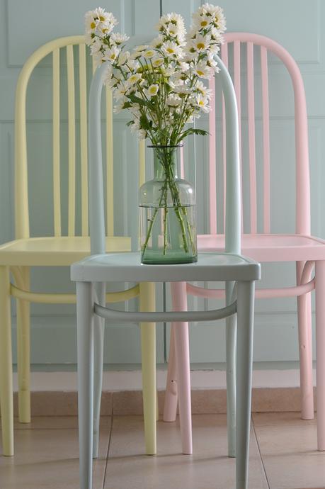 Sillas thonet renovadas en colores pastel