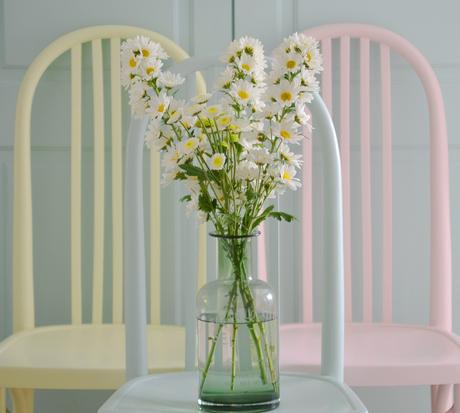 Sillas thonet renovadas en colores pastel