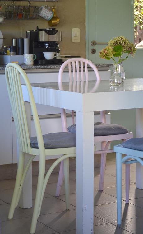 Sillas thonet renovadas en colores pastel