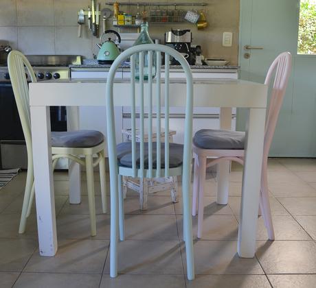 Sillas thonet renovadas en colores pastel