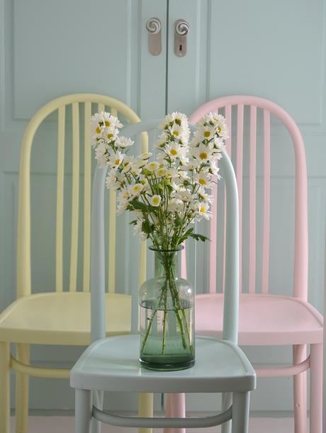 Sillas thonet renovadas en colores pastel