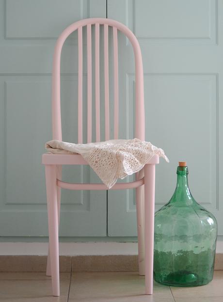 Sillas thonet renovadas en colores pastel