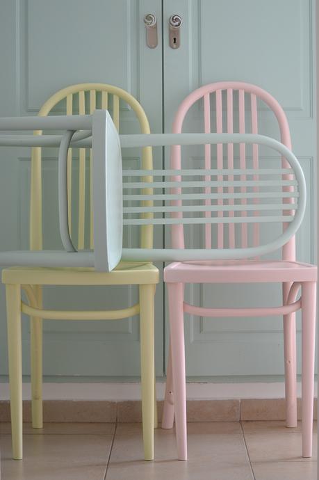 Sillas thonet renovadas en colores pastel