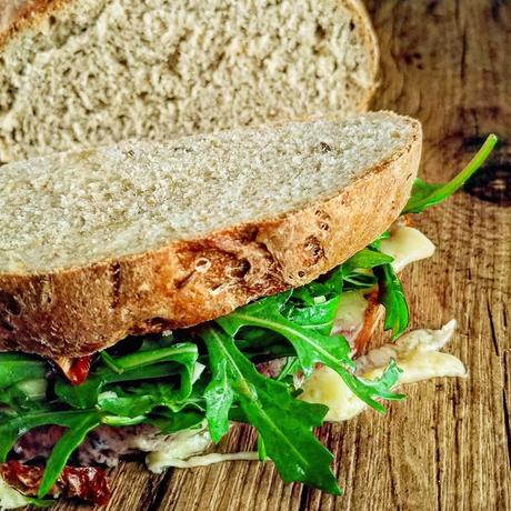 Sandwich de rúcula y cheddar con pan deli [¿El sandwich perfecto?]