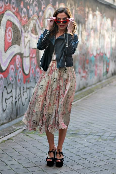 blusa y falda de primavera con biker