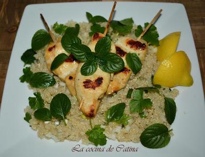 Brochetas de pollo al curry verde con quinoa al jengibre Brochetas de pollo al curry verde con quinoa al jengibre