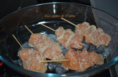 Brochetas de pollo al curry verde con quinoa al jengibre Brochetas de pollo al curry verde con quinoa al jengibre