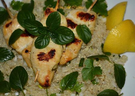 Brochetas de pollo al curry verde con quinoa al jengibre Brochetas de pollo al curry verde con quinoa al jengibre