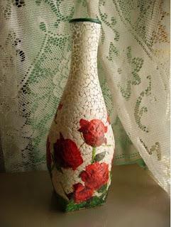 Aprende la técnica de cómo decorar botellas de vidrio con cascaras de huevo