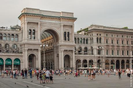 Plaza del Duomo, entrada Galerias Victor Enmanuelle II Galerias Victor Enmanuelle II MIlan visita Italia