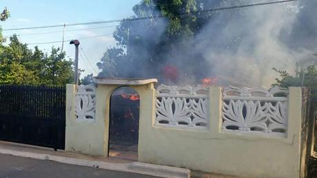 Se quema por completo casa de Ingeniera y maestra Belkis Jiménez, en Galván.