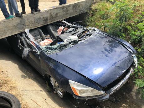 Joven muere en San Juan de la Maguana cuando vehículo cae a canal y cruza pequeño puente.