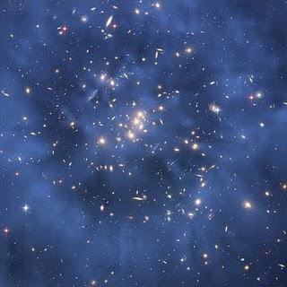 Imagen compuesta del cúmulo de galaxias CL0024+17 tomada por el telescopio espacial Hubble muestra la creación de un efecto de lente gravitacional producto, en gran parte, de la interacción gravitatoria con la materia oscura.