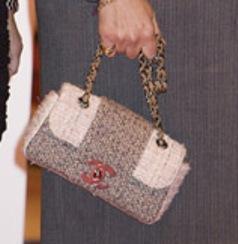 La Infanta Elena, fiel a los bolsos de Chanel, inauguró la Feria del Empleo 2011