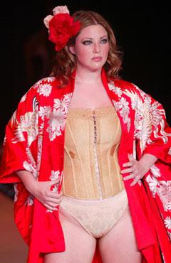 THE EMME DOLL IS THE ONLY SIZE 16/ LA MUÑECA EMME ES LA UNICA CON LA TALLA 44/46