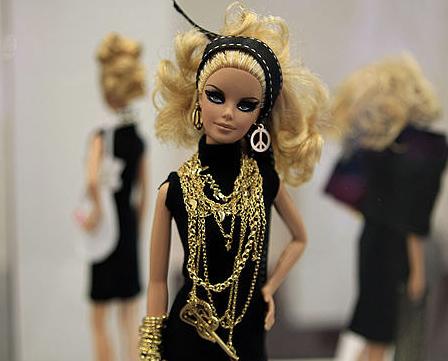 THE EMME DOLL IS THE ONLY SIZE 16/ LA MUÑECA EMME ES LA UNICA CON LA TALLA 44/46