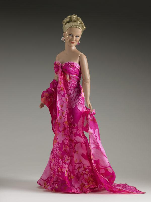 THE EMME DOLL IS THE ONLY SIZE 16/ LA MUÑECA EMME ES LA UNICA CON LA TALLA 44/46