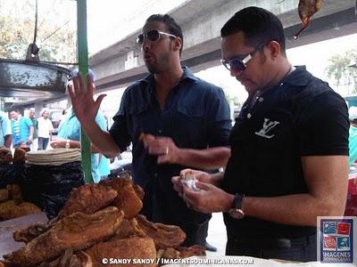 Frank Reyes pasea en Metro y compra chicharrones en Villa Mella