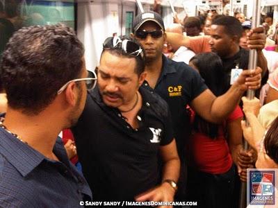 Frank Reyes pasea en Metro y compra chicharrones en Villa Mella