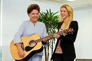 Shakira dona una guitarra a la presidenta de Brasil y le pide ayuda para su ONG