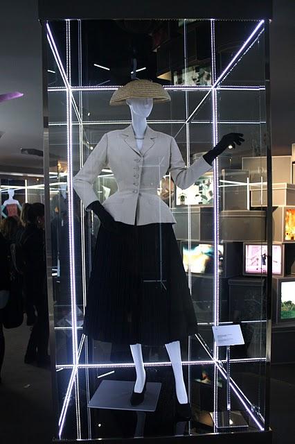 CHRISTIAN DIOR COSTUMES AT LE BON MARCHÉ / EXPOSICIÓN DE TRAJES DE DIOR EN LE BON MARCHÉ (PARIS)