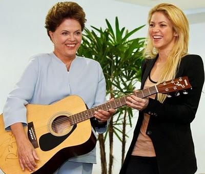 Shakira regala guitarra a la  presidenta de Brasil