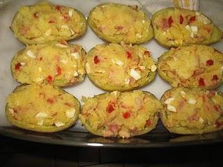 Patatas rellenas con bacon y pimientos rojos