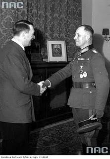 El Führer condecora a Rommel con las Hojas de Roble - 20/03/1941.
