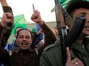Libia: Gadafi reparte armas ciudadanos