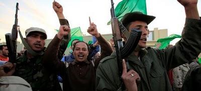 Libia: Gadafi reparte armas a ciudadanos
