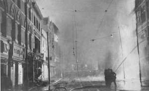 Los Reyes de Inglaterra provocan el Blitz de Plymouth - 20/03/1941.