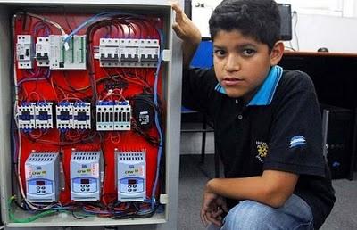 Con  13 años y cursa tres carreras universitarias