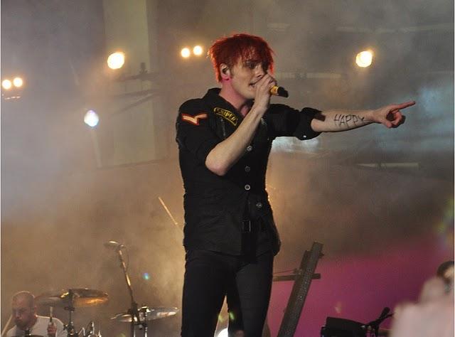 ¿ES UNA PIRULETA? ¿ES UNA CERILLA? ¡ES GERARD WAY!