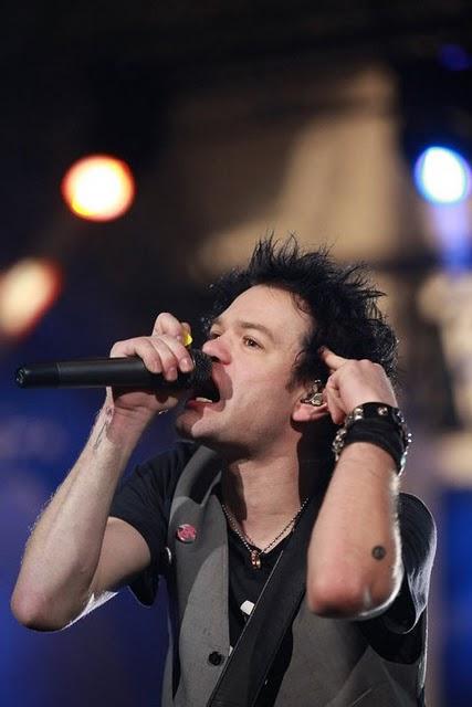 ¿ES UNA PIRULETA? ¿ES UNA CERILLA? ¡ES GERARD WAY!