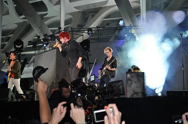 ¿ES UNA PIRULETA? ¿ES UNA CERILLA? ¡ES GERARD WAY!