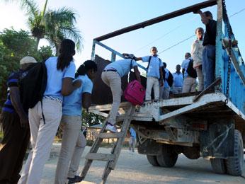 Escolares arriesgan su vida en un camión