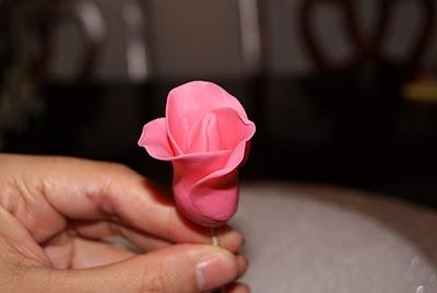 Como hacer rosas y hojas en pasta de goma