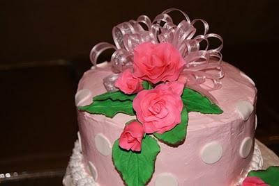 Como hacer rosas y hojas en pasta de goma