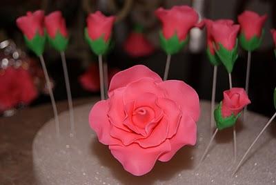 Como hacer rosas y hojas en pasta de goma