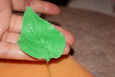 Como hacer rosas y hojas en pasta de goma