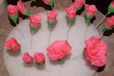 Como hacer rosas y hojas en pasta de goma