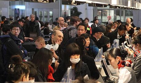 Gente tratando de salir de Tokio Fantasmas en las calles de Tokio.