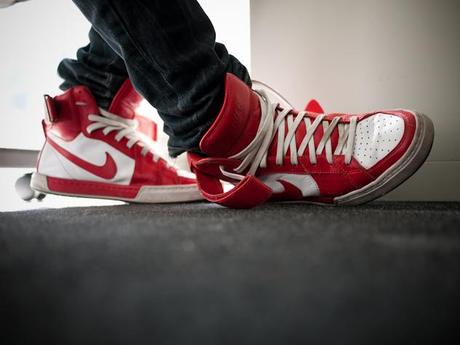 Carolina y sus Nike Air Flytop Premium QS red/white