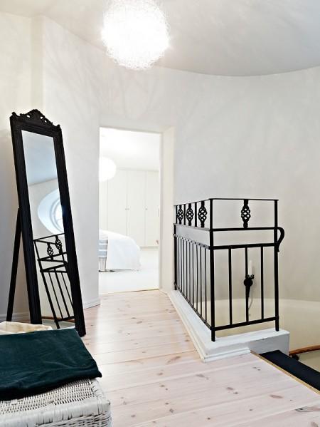 ventanas en el ático taburete suelo de madera sofá de tela marron ropa hogar lexington muebles de ikea blanco estilo nórdicos estilo escandinavo espejo negro de pie diseño nórdico diseño escandinavo diseño de interiores blanco decoración sueca decoración en blanco decoración ático pequeño cestas de ikea barandilla de hogar de forja negra ático nórdico minimalista armario y cómoda de ikea 