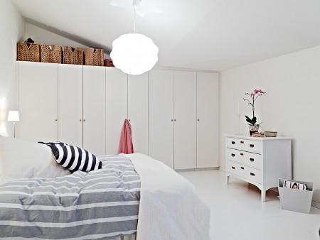 ventanas en el ático taburete suelo de madera sofá de tela marron ropa hogar lexington muebles de ikea blanco estilo nórdicos estilo escandinavo espejo negro de pie diseño nórdico diseño escandinavo diseño de interiores blanco decoración sueca decoración en blanco decoración ático pequeño cestas de ikea barandilla de hogar de forja negra ático nórdico minimalista armario y cómoda de ikea 